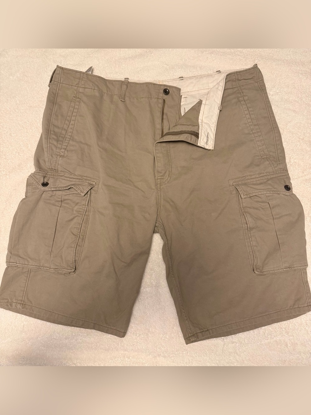 Levi's Men's Cargo Shorts in Khaki Green